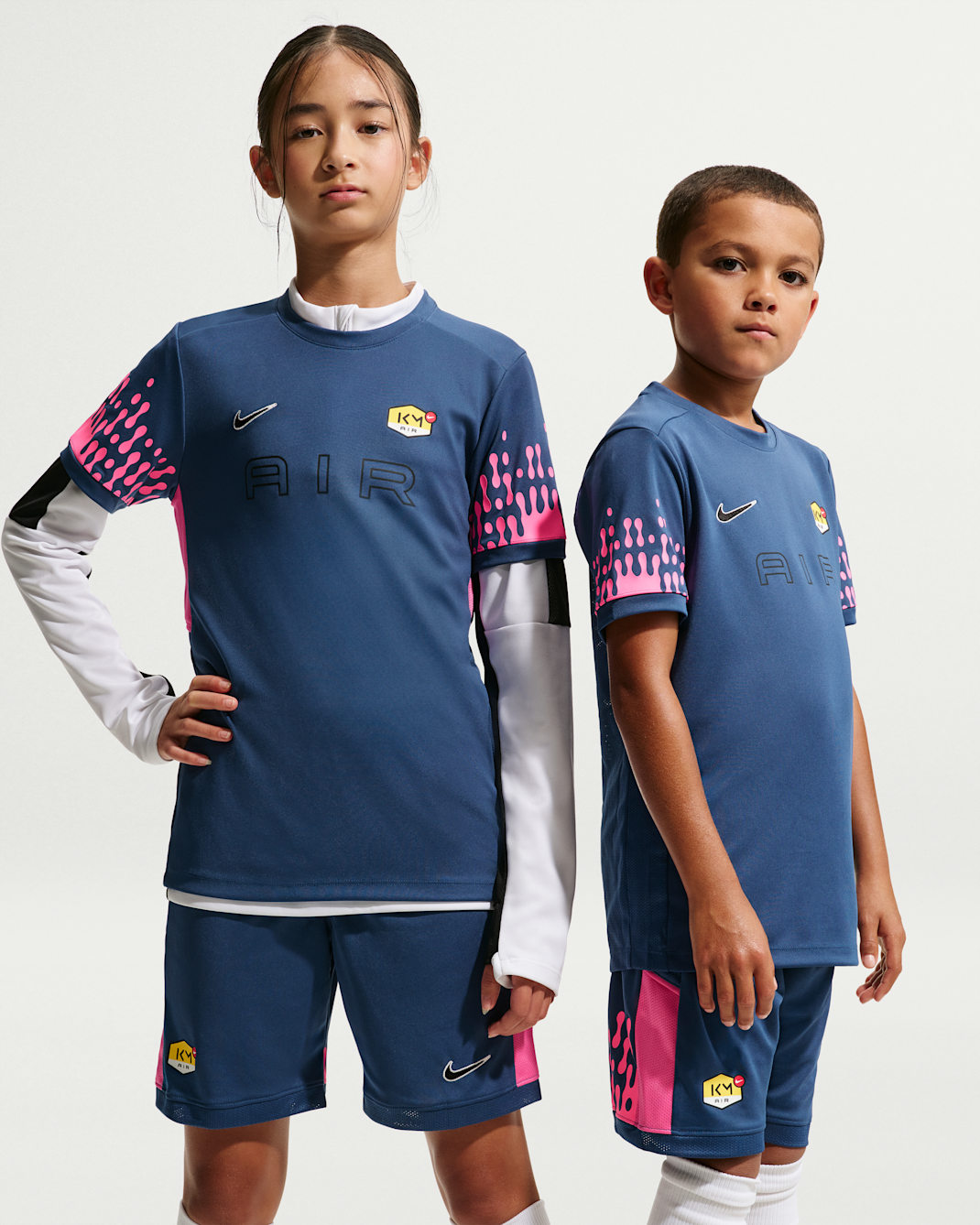 Kylian Mbappé Academy Older Kids' Dri-FIT Short-Sleeve Football Top - Mystic Navy/Pinksicle/Mystic Navy/Black