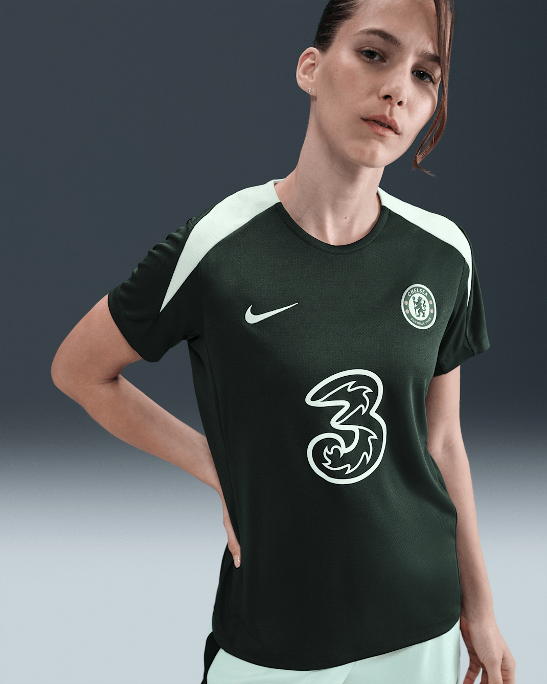 FC Chelsea Strike Nike Dri-FIT Kurzarm-Fußballoberteil (Damen) - Outdoor Green/Outdoor Green/Phantom/Phantom