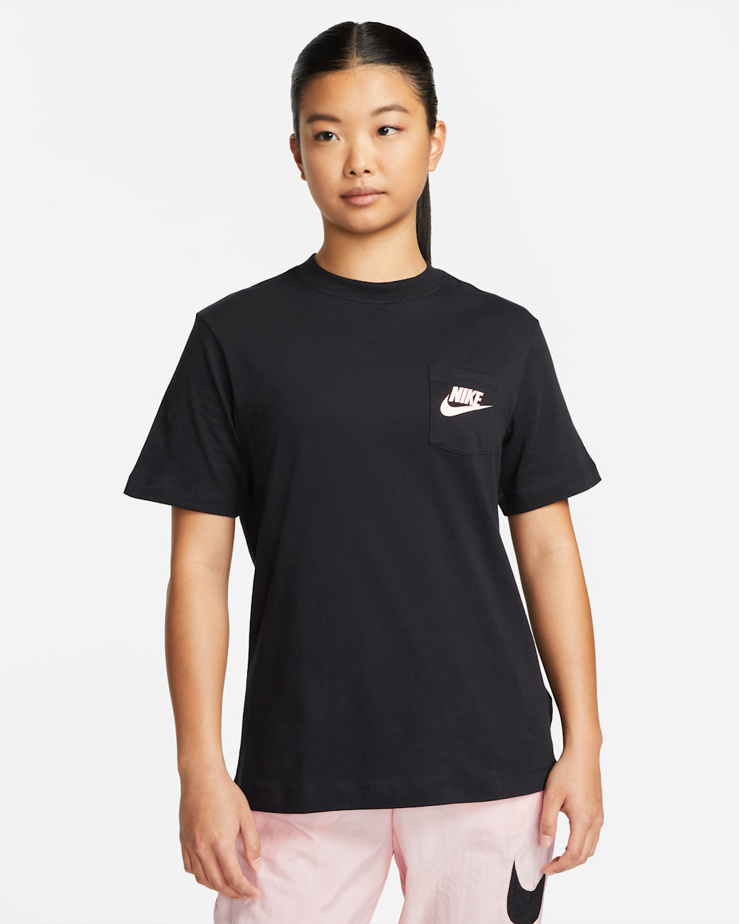 Nike Sportswear 女款口袋 T 恤 - 黑色