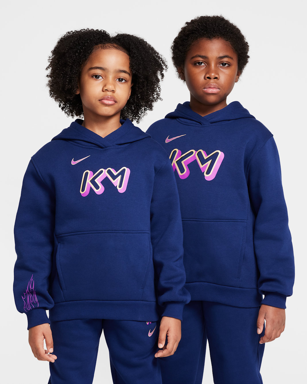 Kylian Mbappé Club Fleece Fußball-Hoodie (ältere Kinder) - Blue Void/Vivid Purple/Metallic Gold