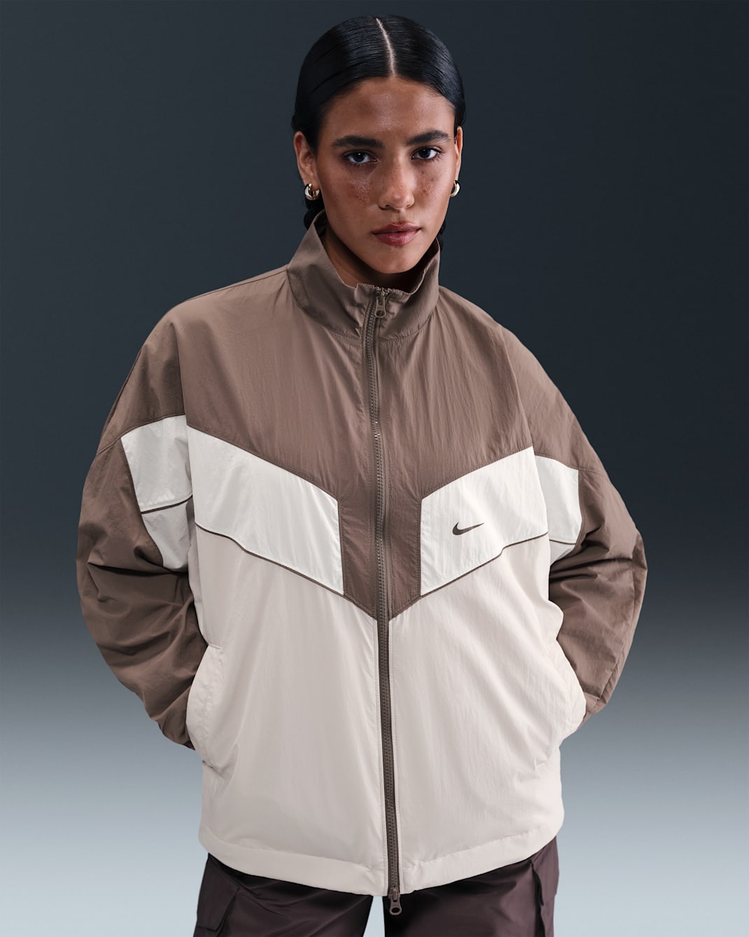 Nike Sportswear Geweven damesjack - Mink Brown/Light Orewood Brown/Sail