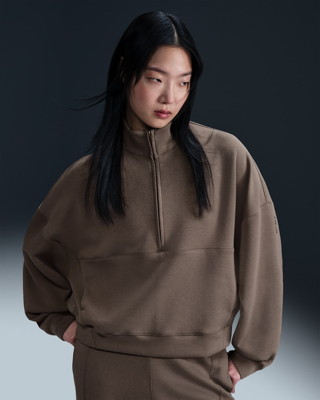 Top oversize con zip a metà lunghezza Dri-FIT Nike 24.7 ImpossiblySoft – Donna - Mink Brown/Ironstone