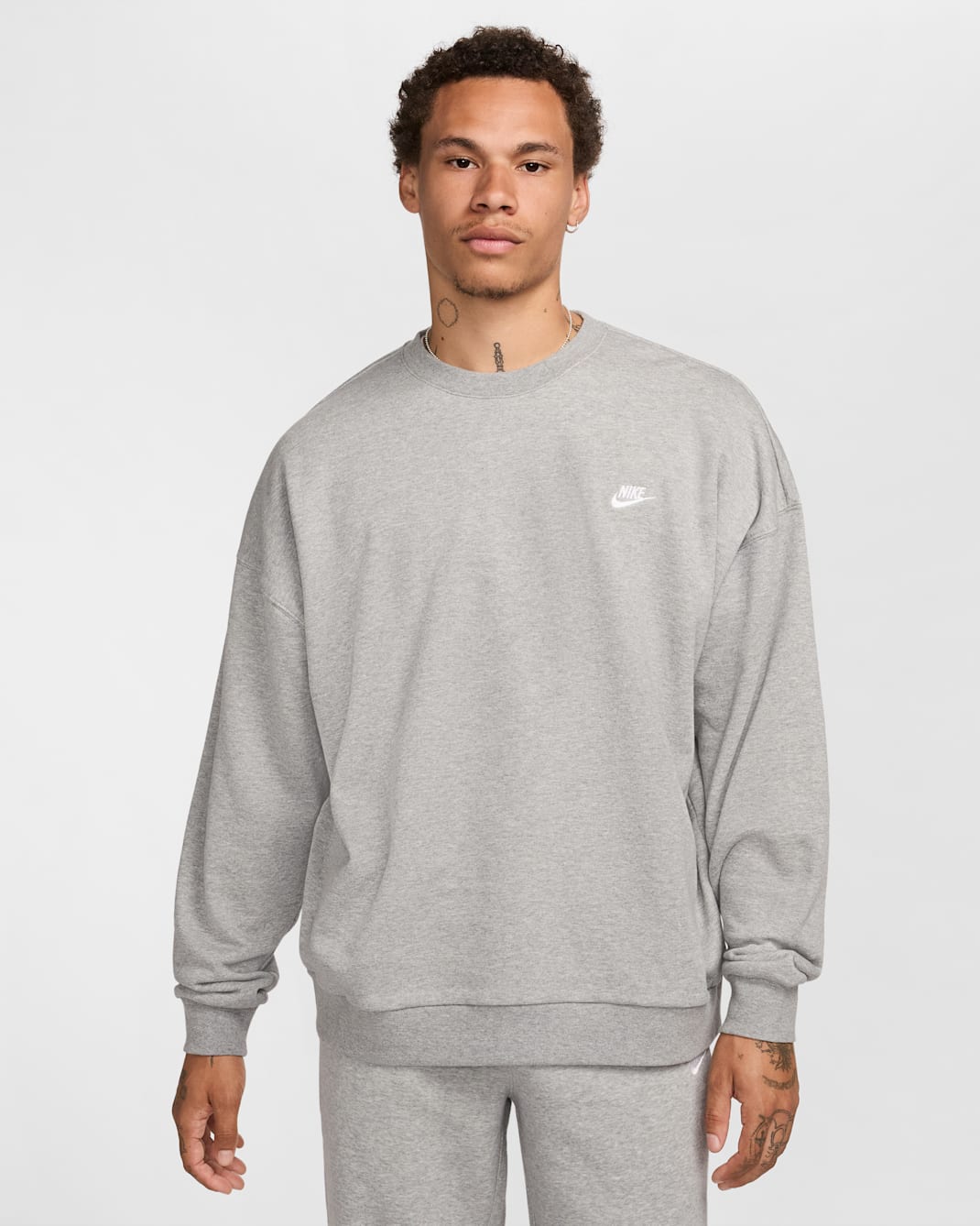Haut oversize en molleton Nike Club Fleece pour homme - Dark Grey Heather/Light Smoke Grey/Blanc