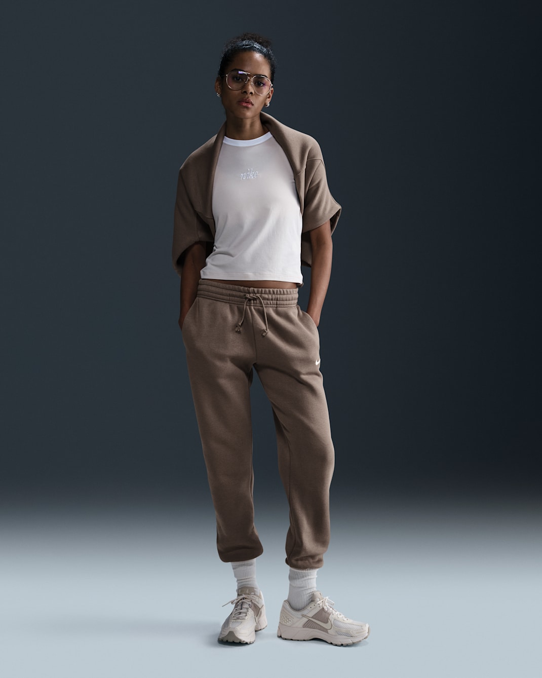 Dámské tepláky Nike Sportswear Phoenix Fleece se středně vysokým pasem - Mink Brown/Sail