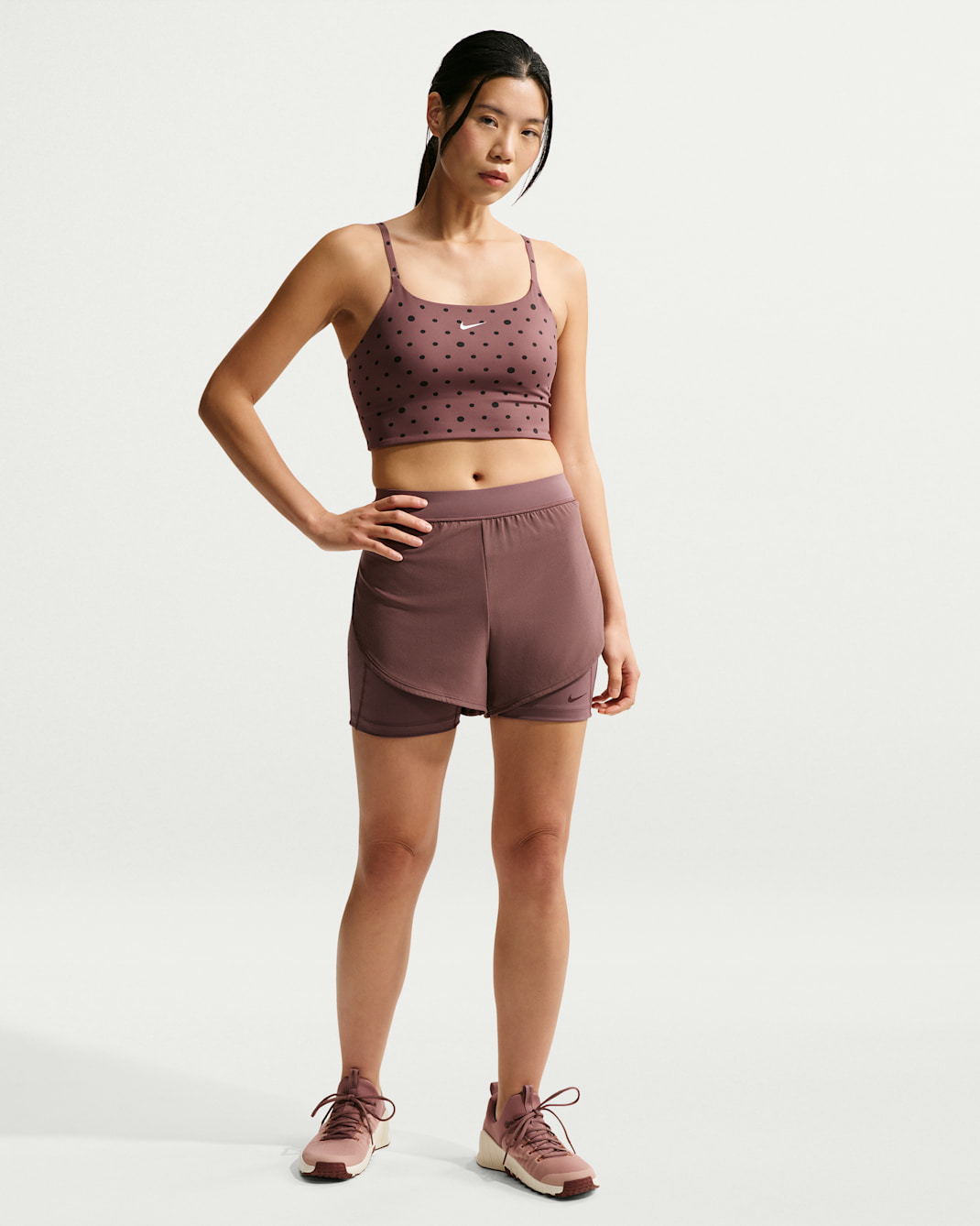 Shorts 2 en 1 de 13 cm para mujer Nike Universa - Tatuaje/Tatuaje/Burdeos enérgico