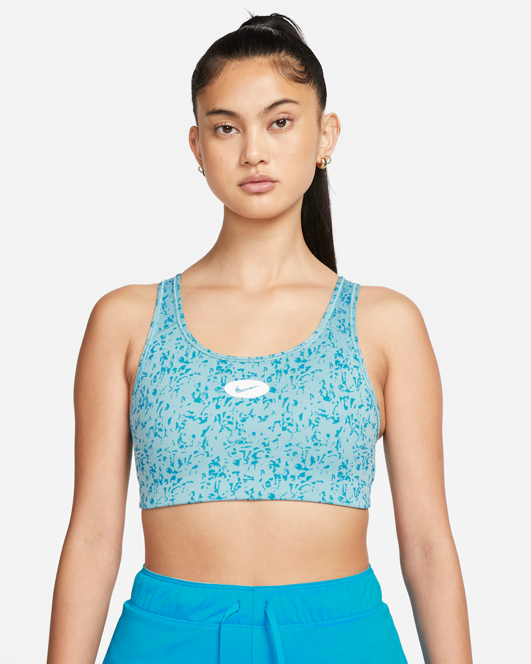 สปอร์ตบราผู้หญิงซัพพอร์ตระดับกลางแบบสายเส้นเล็กเสริมฟองน้ำพิมพ์ลาย Nike Swoosh Icon Clash - Worn Blue/ขาว