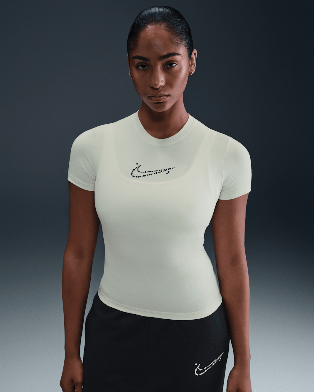 Damski T-shirt o skróconym, przylegającym kroju Nike Sportswear - Soft Pearl