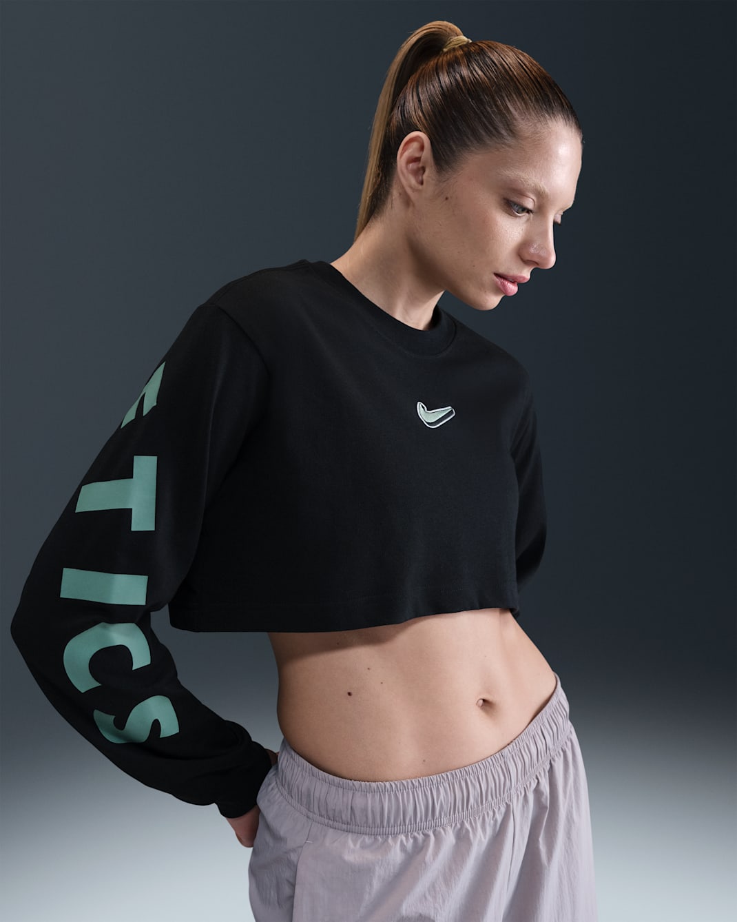Nike Sportswear Women's Oversized Long-Sleeve Cropped Graphic T-Shirt - Black