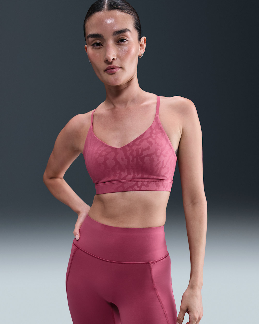 สปอร์ตบราผู้หญิงแบบปรับได้ซัพพอร์ตระดับต่ำเสริมฟองน้ำ Nike Indy - Sweet Beet/Deep Garnet/Rush Maroon