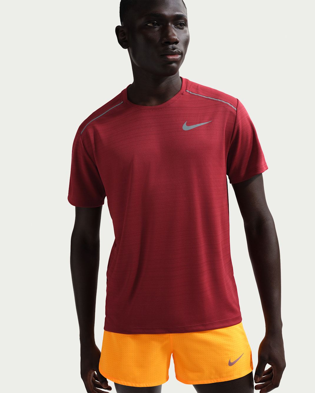 Kortärmad löpartröja Nike Miler för män - Team Crimson