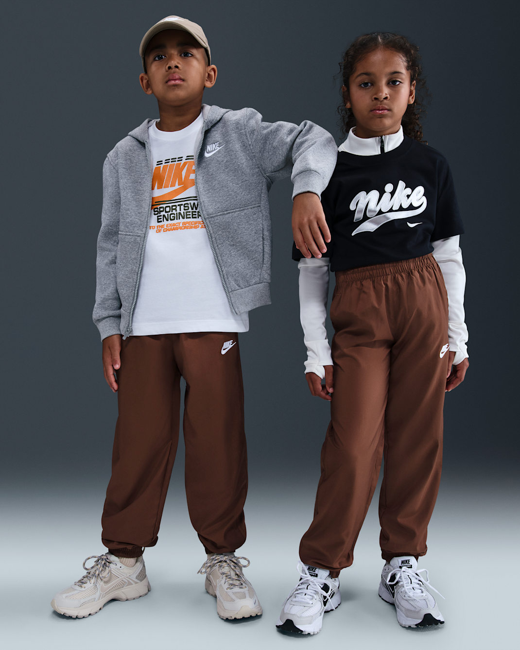 Joggers de tejido Woven para niños talla grande Nike Sportswear Club - Marrón fauna/Blanco