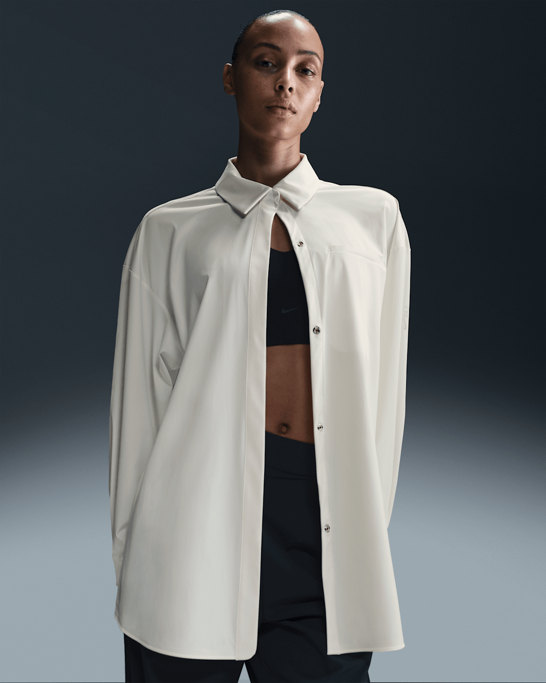 Camicia oversize a manica lunga Dri-FIT Nike 24.7 PerfectStretch – Donna - Sail/Light Bone