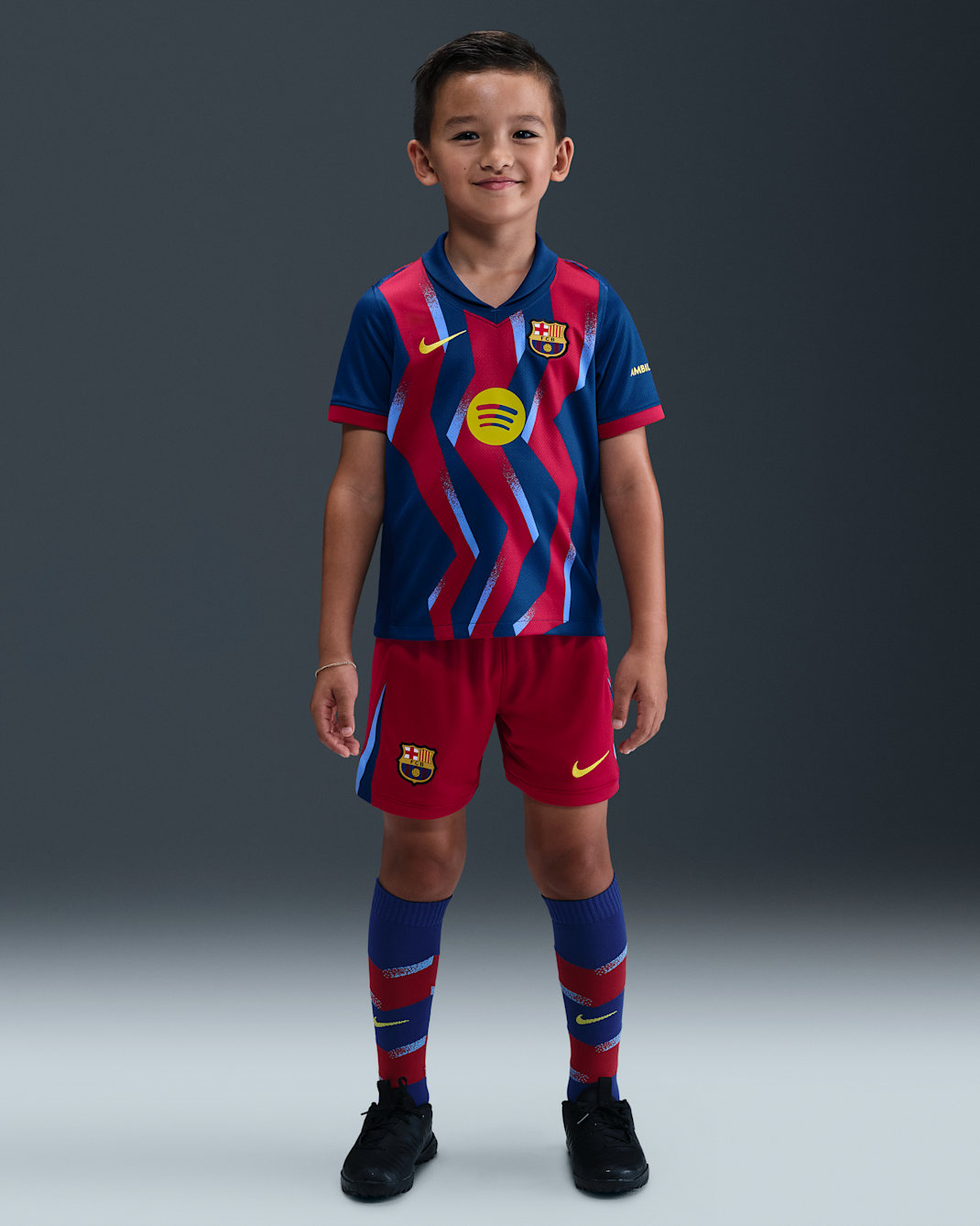 FC Barcelona 2025/26 Stadium Fourth dreiteiliges Nike Replika-Fußballtrikot-Set (jüngere Kinder) - Gym Blue/Gym Blue/Salsa Red/Opti Yellow