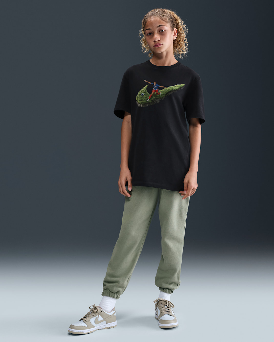 Playera de fútbol Nike para niños talla grande Mallory Swanson "So Win" - Negro