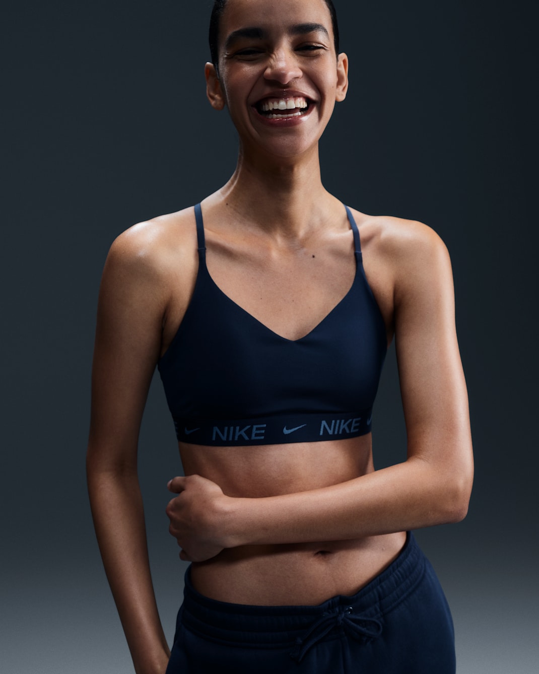 Bra deportivo ajustable con almohadillas para mujer Nike Indy Light Support - Azul marino militar