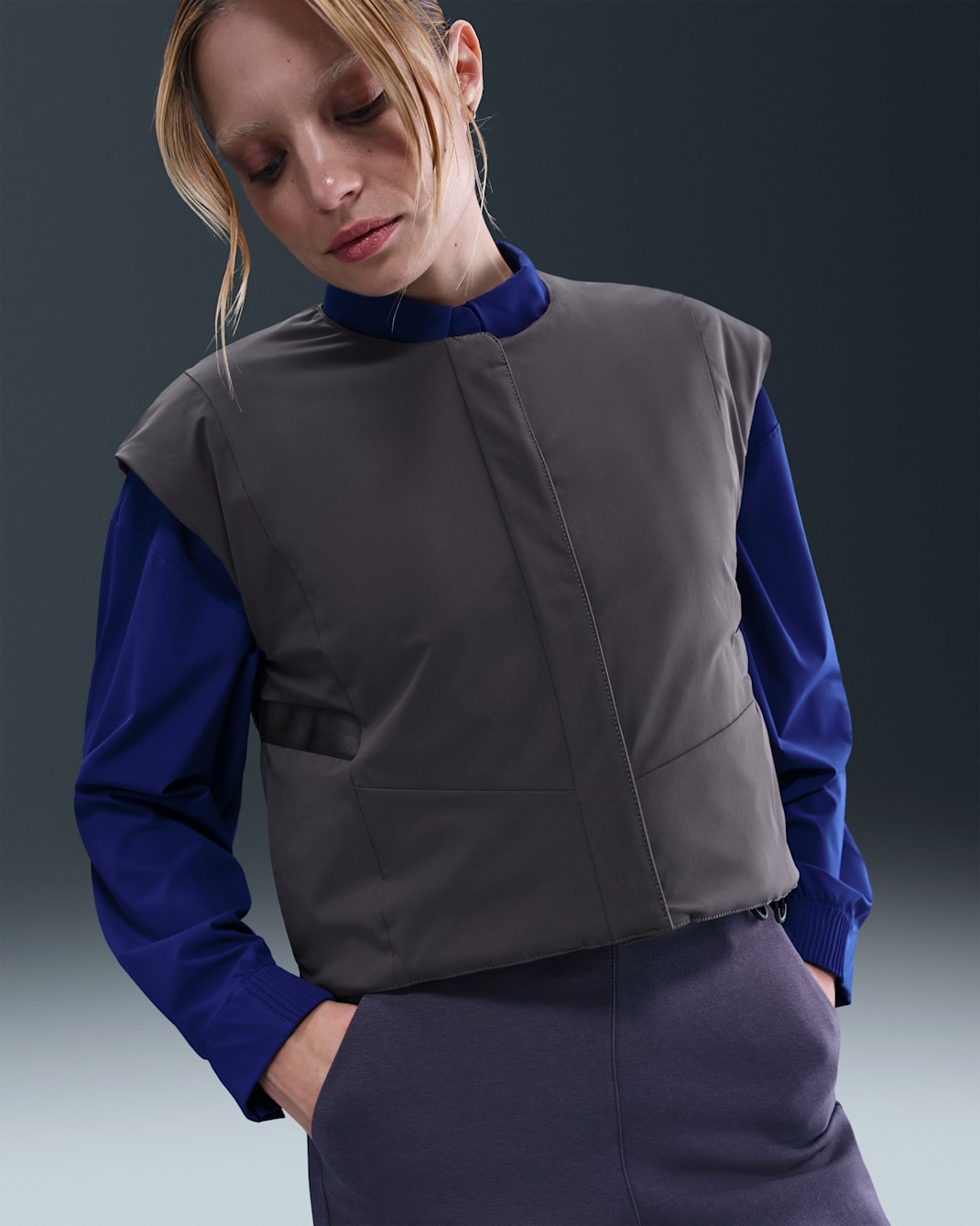 Chaleco Nike 24.7 PerfectStretch Therma-FIT con relleno sintético - Mujer - Thunder Grey/Dark Shadow