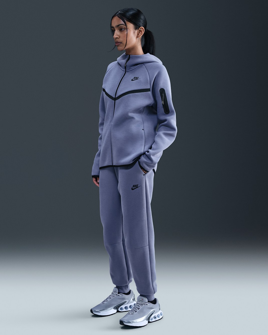 Nike Sportswear Tech Fleece joggebukse med mellomhøyt liv til dame - World Indigo/Svart