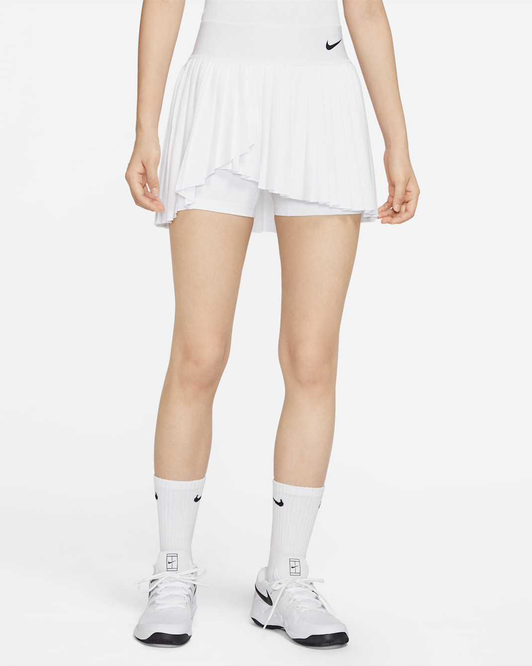 กระโปรงเทนนิสผู้หญิงทรงพลีท NikeCourt Dri-FIT Advantage - ขาว/ดำ