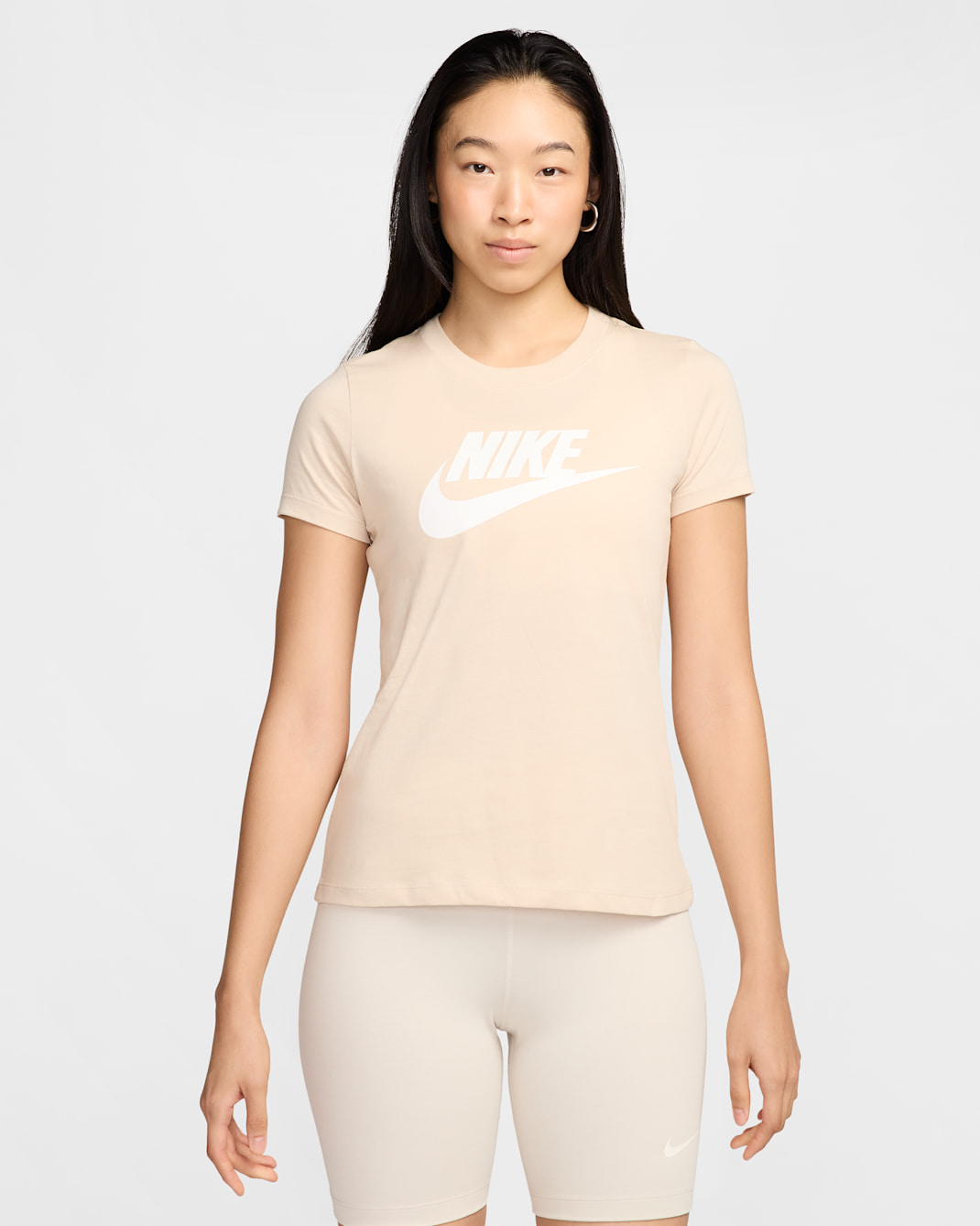 ナイキ スポーツウェア エッセンシャル ウィメンズ ロゴ Tシャツ - サンドドリフト