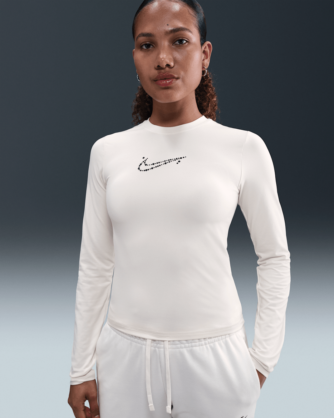 Skrócony damski T-shirt z długim rękawem o przylegającym kroju Nike Sportswear - Soft Pearl