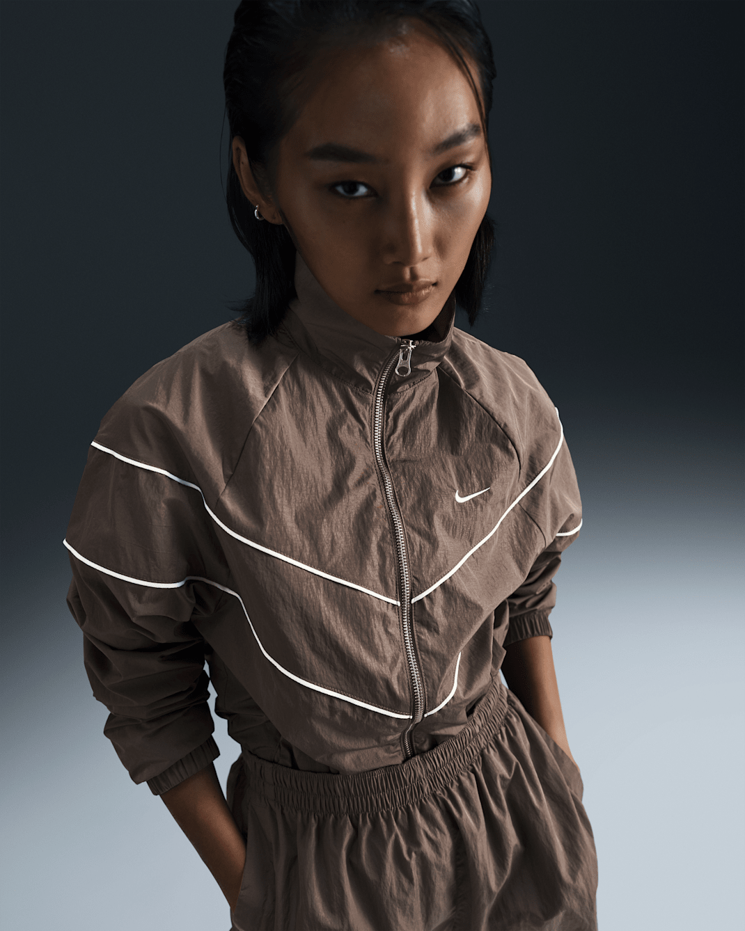 나이키 윈드러너 여성 루즈 UV 우븐 풀집 재킷 - 아이언스톤/화이트