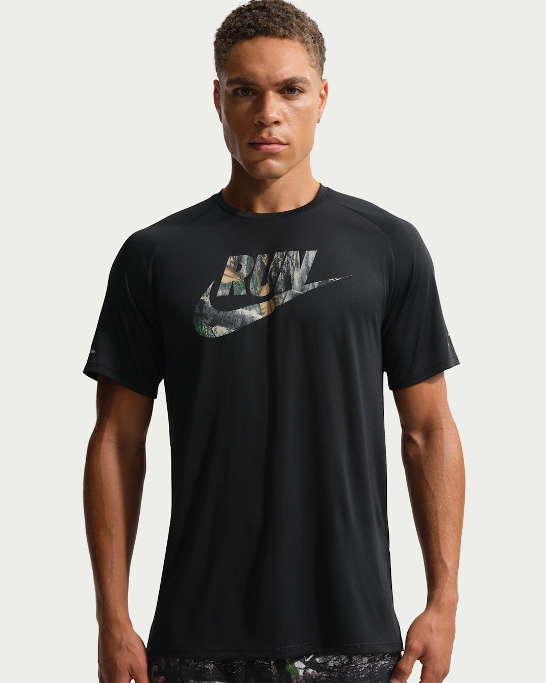Nike Stride Dri-FIT ADV Realtree® rövid ujjú férfi futófelső - Fekete