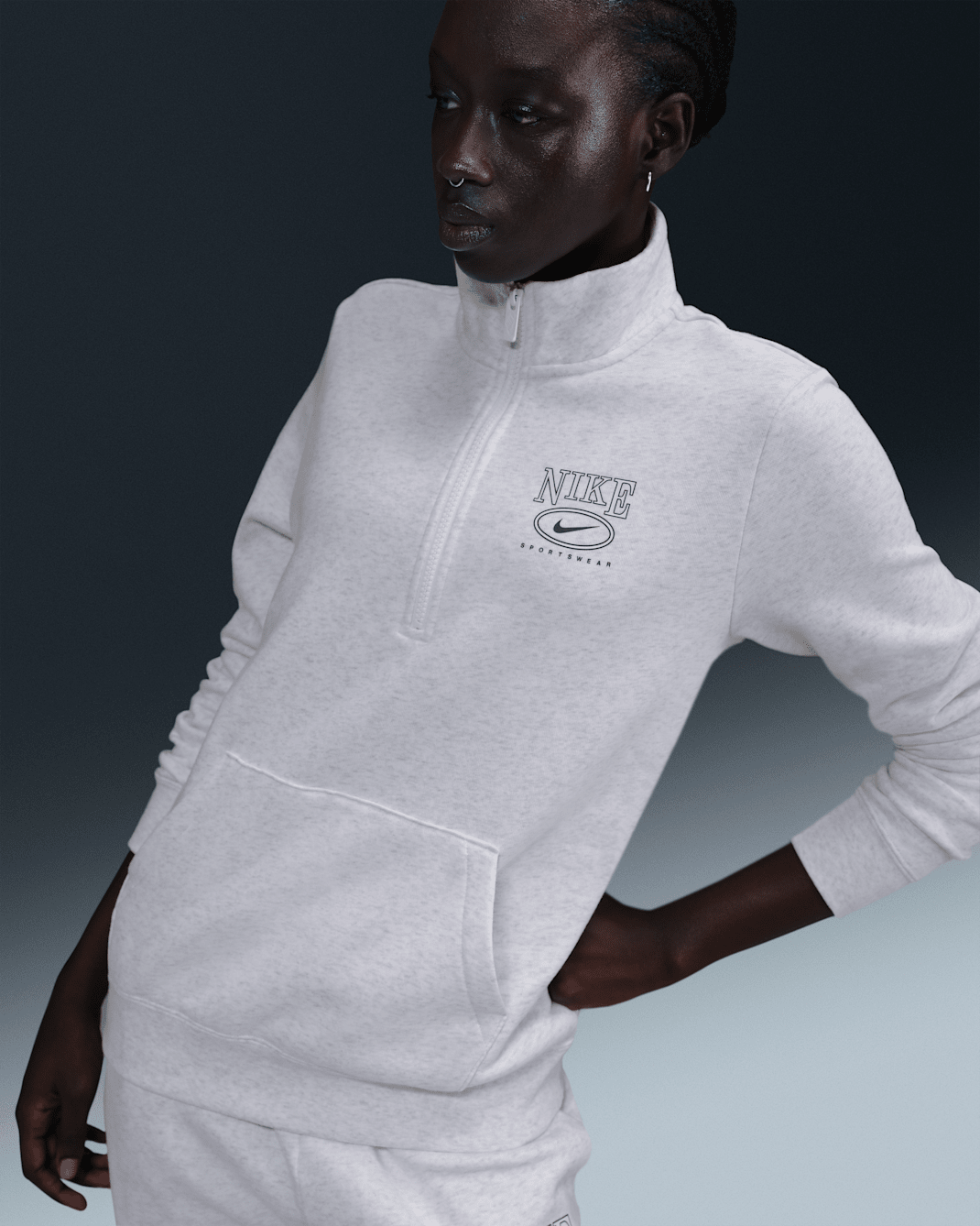 Playera de cuello alto con gráfico y medio cierre para mujer Nike Sportswear Club Fleece - Abedul jaspeado