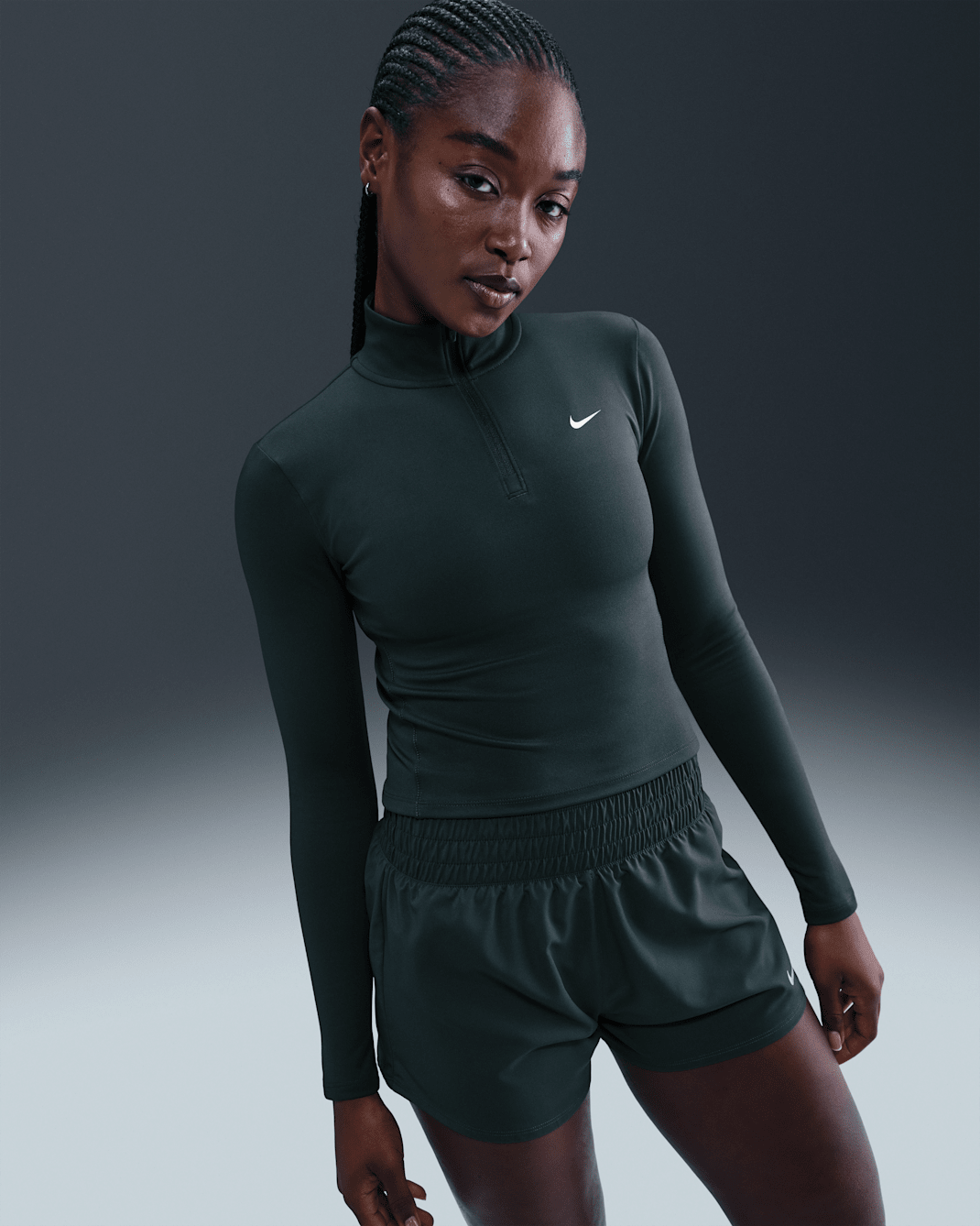 Nike One Fitted Dri-FIT mellomlag med glidelås i kvart lengde til dame - Seaweed/Hvit