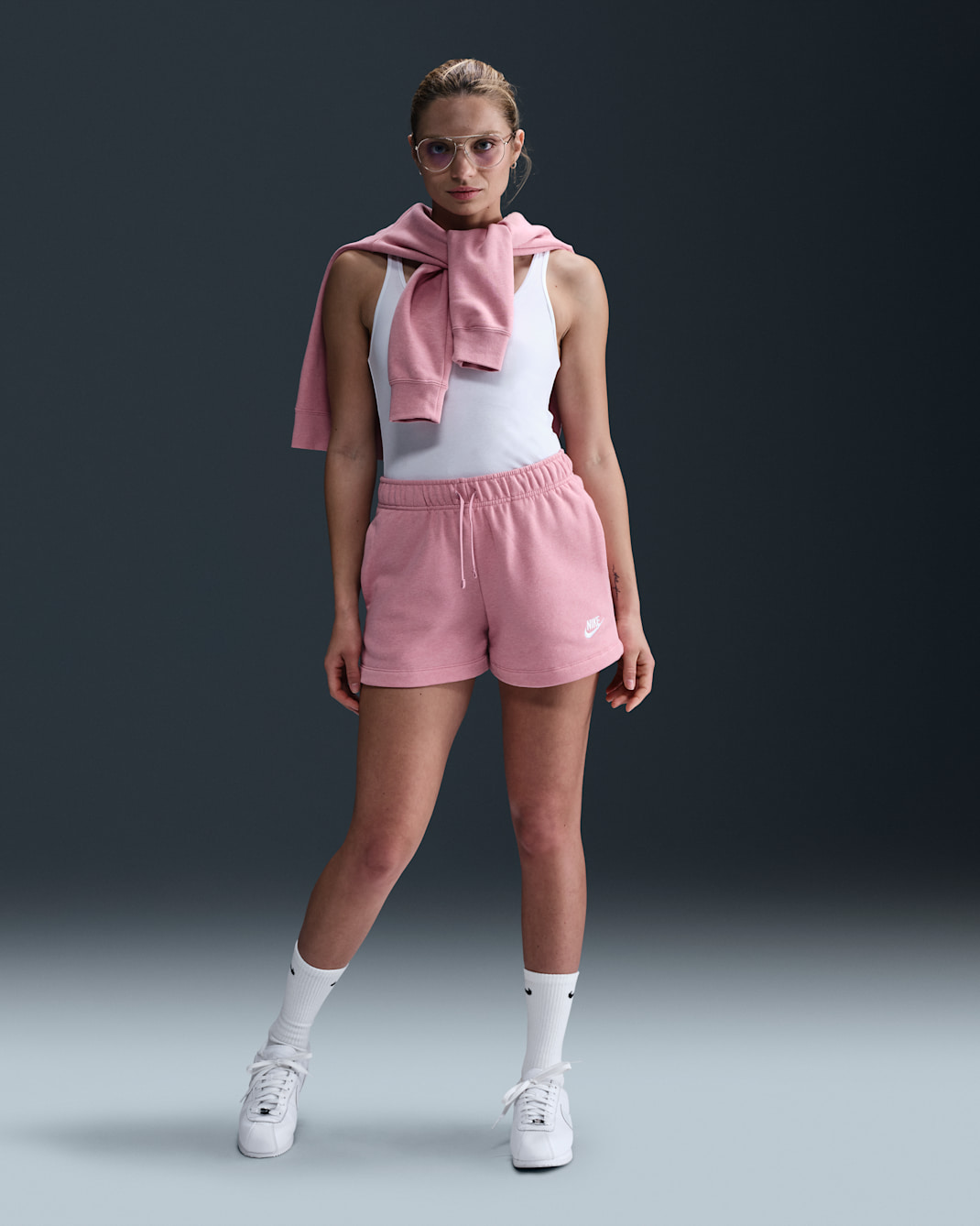 Shorts de tiro medio para mujer Nike Sportswear Club Fleece - Rosa elemental/Jaspeado/Blanco