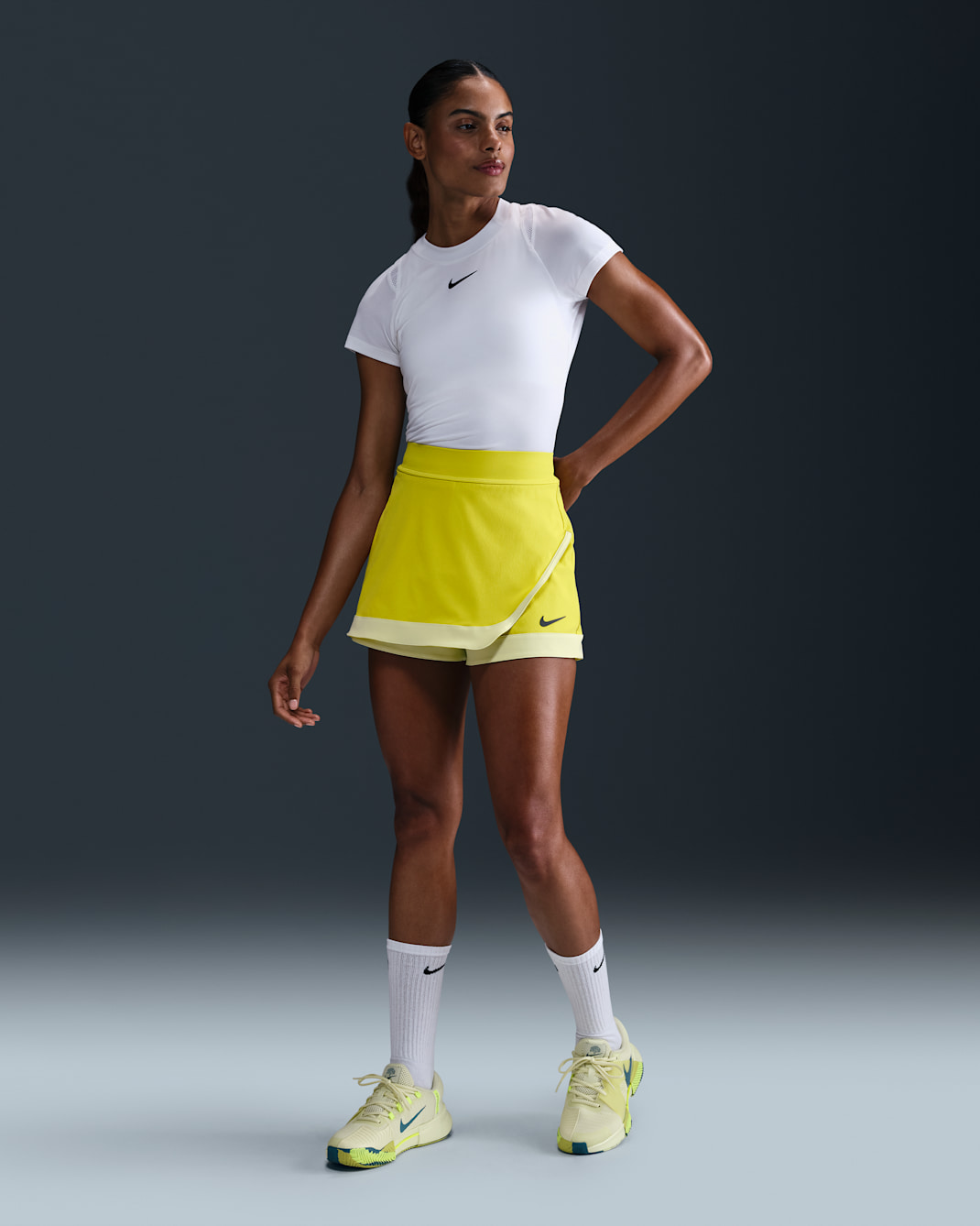 Skort de tenis Dri-FIT para mujer NikeCourt Slam - Alto voltaje/Alto voltaje/Verde luminoso/Ceniza medio