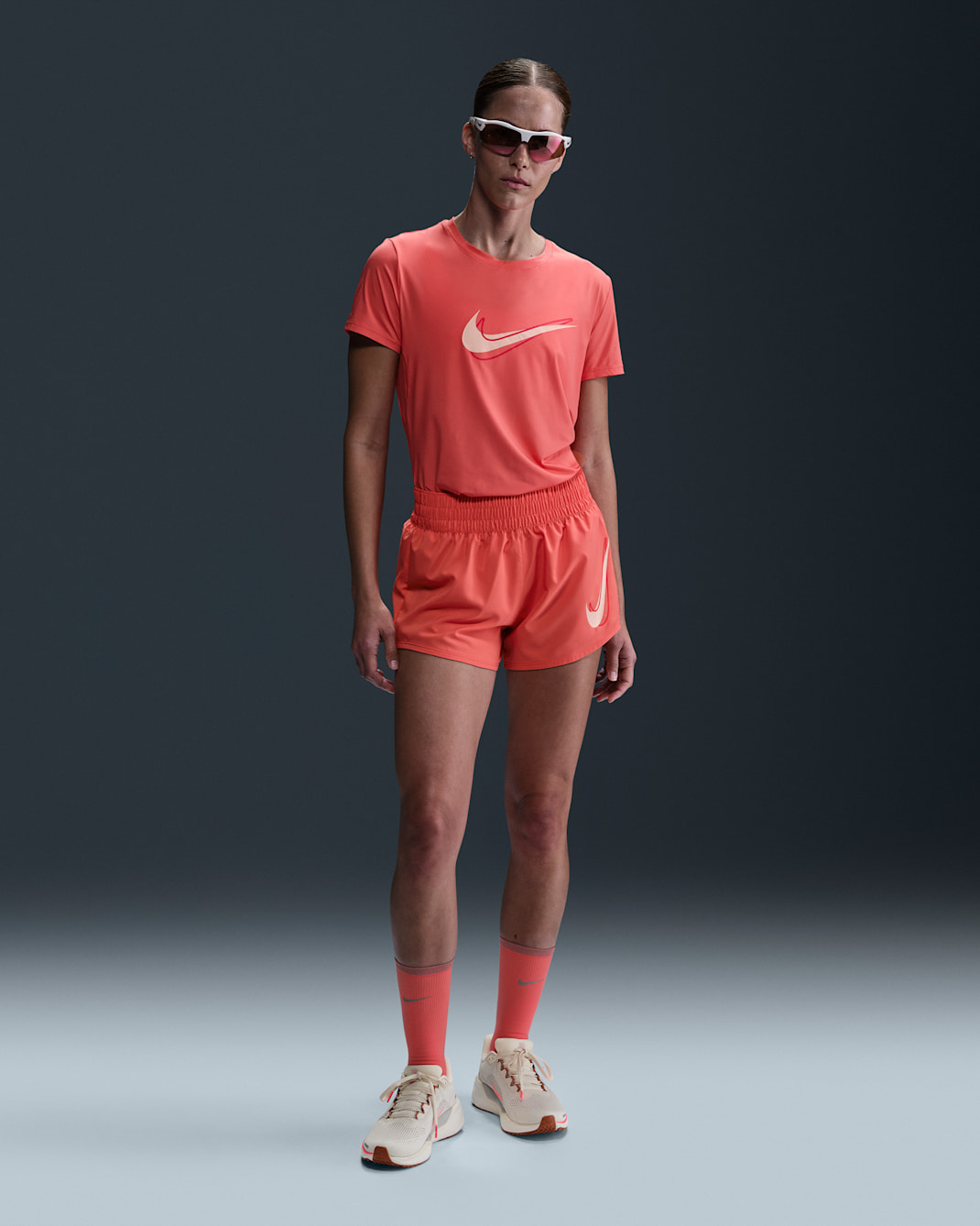Shorts de correr Dri-FIT de tiro medio con forro de ropa interior para mujer Nike One - Brasa mágica