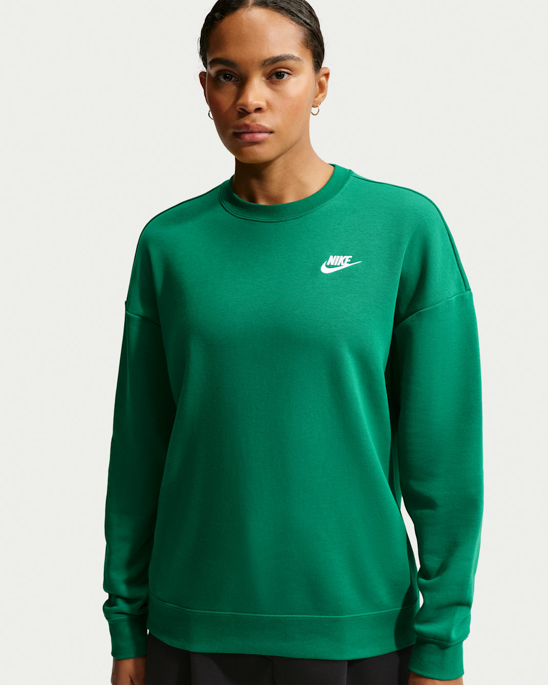 Sudadera de cuello redondo holgada para mujer Nike Sportswear Club Fleece - Malaquita/Blanco