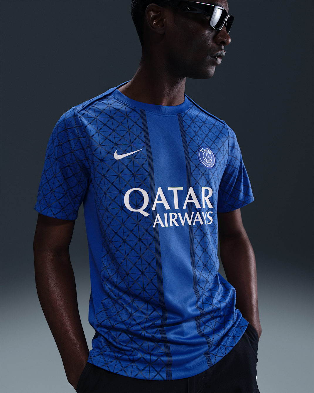 パリ サンジェルマン (PSG) アカデミー プロ ホーム メンズ ナイキ Dri-FIT サッカー プレマッチ ショートスリーブ トップ - ハイパーロイヤル/ミッドナイトネイビー/ホワイト