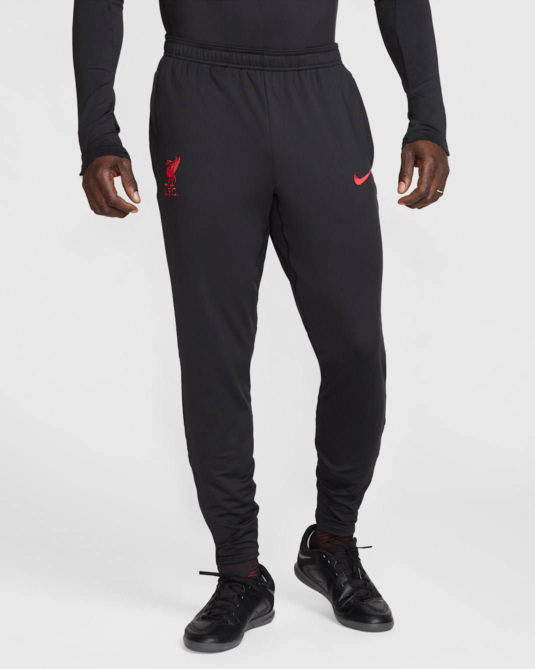 Liverpool FC Strike 特別版男款 Nike Dri-FIT 足球針織長褲 - 黑色/Coconut Milk/Gym Red