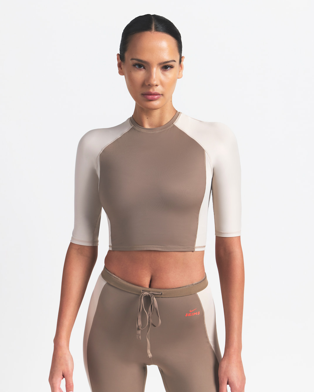 NikeSKIMS Shine Women's Padded 1/2-Sleeve Crop Top - NSKM TRUFFLE/NSKM STONE