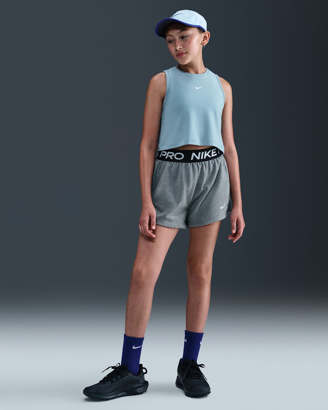 Shorts Dri-FIT para niña talla grande Nike Pro Fleece - Carbono jaspeado/Gris acero oscuro/Negro/Blanco