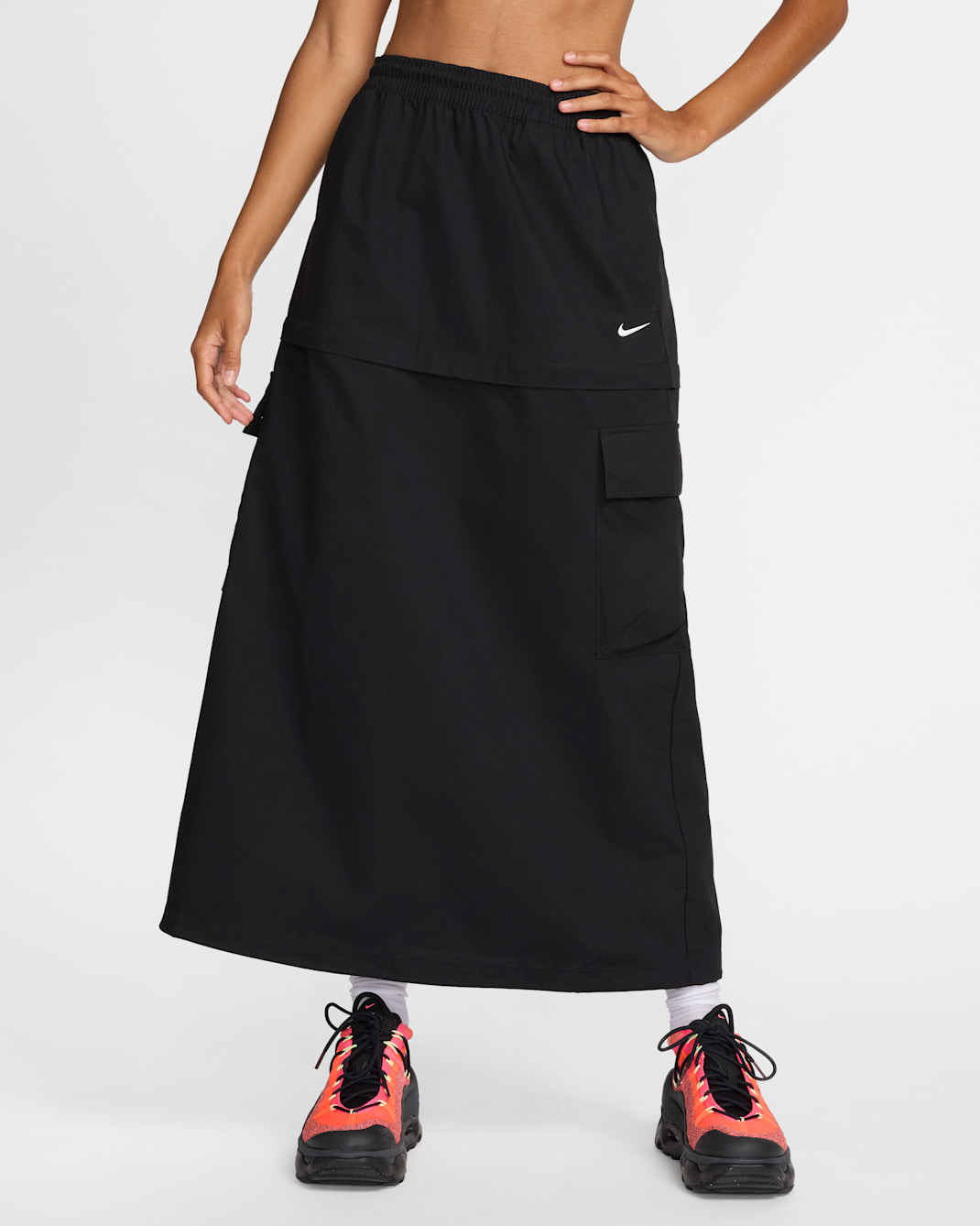 Dámská tkaná cargo sukně Nike Sportswear Essential se střední délkou a středně vysokým pasem - Černá/Bílá