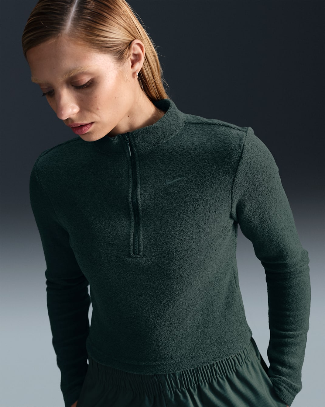Playera de manga larga de tejido Fleece cálido de corte slim de medio cierre para mujer Nike Sportswear Phoenix Plush - Verde vintage/De costa a costa