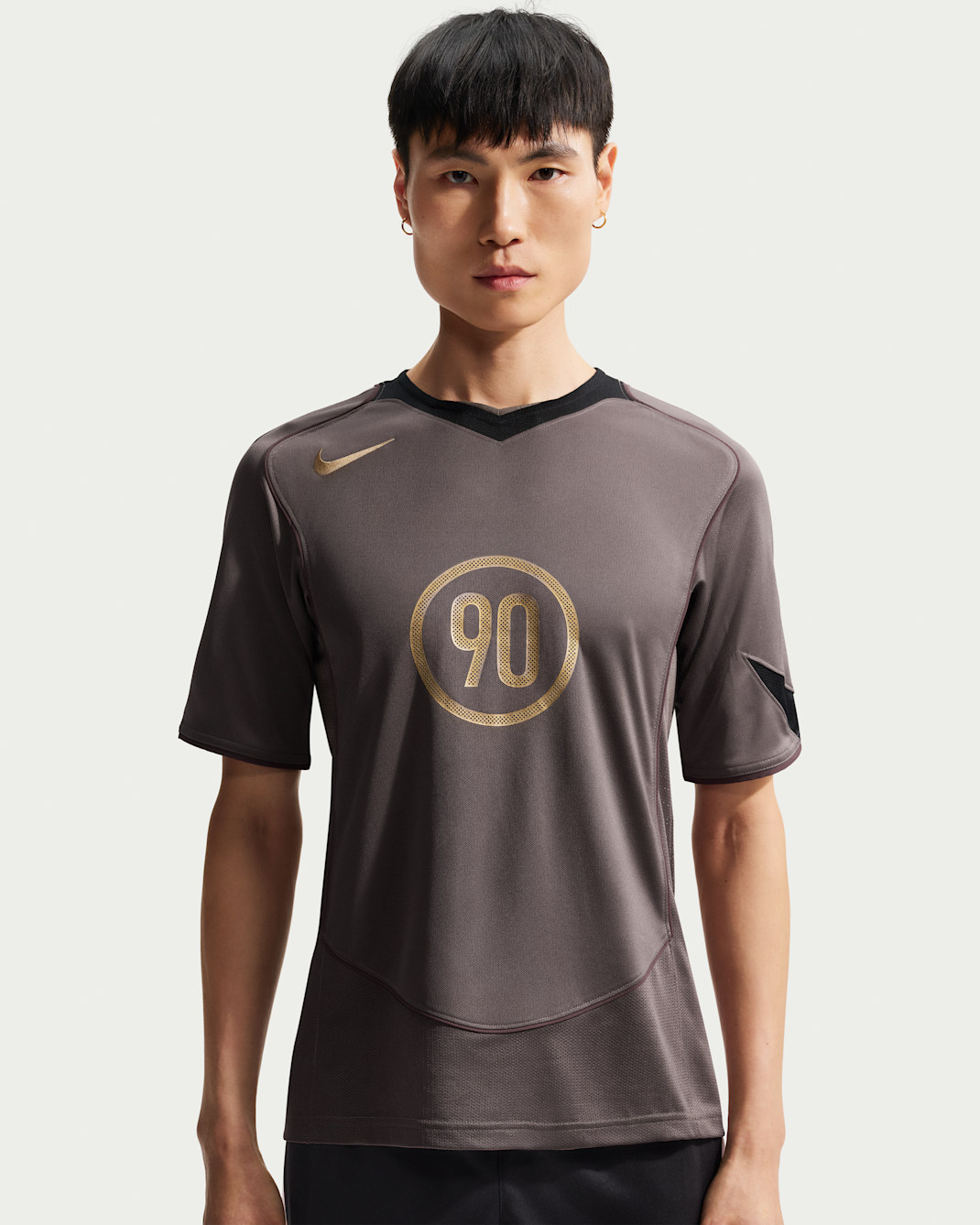 เสื้อฟุตบอลแขนสั้นผู้ชาย Dri-FIT Nike Total 90 - Ironstone/ดำ/Burgundy Crush/Metallic Gold