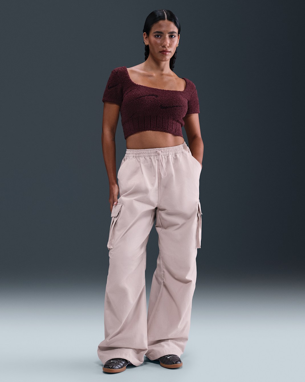 Pants cargo de tejido Woven de tiro medio oversized para mujer Nike Sportswear - Rojo sedimento/Vela