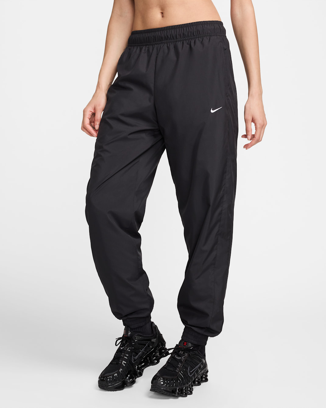 Pantaloni jogger ampi in tessuto a vita media con protezione UV Nike Sportswear Classic – Donna - Nero/Bianco