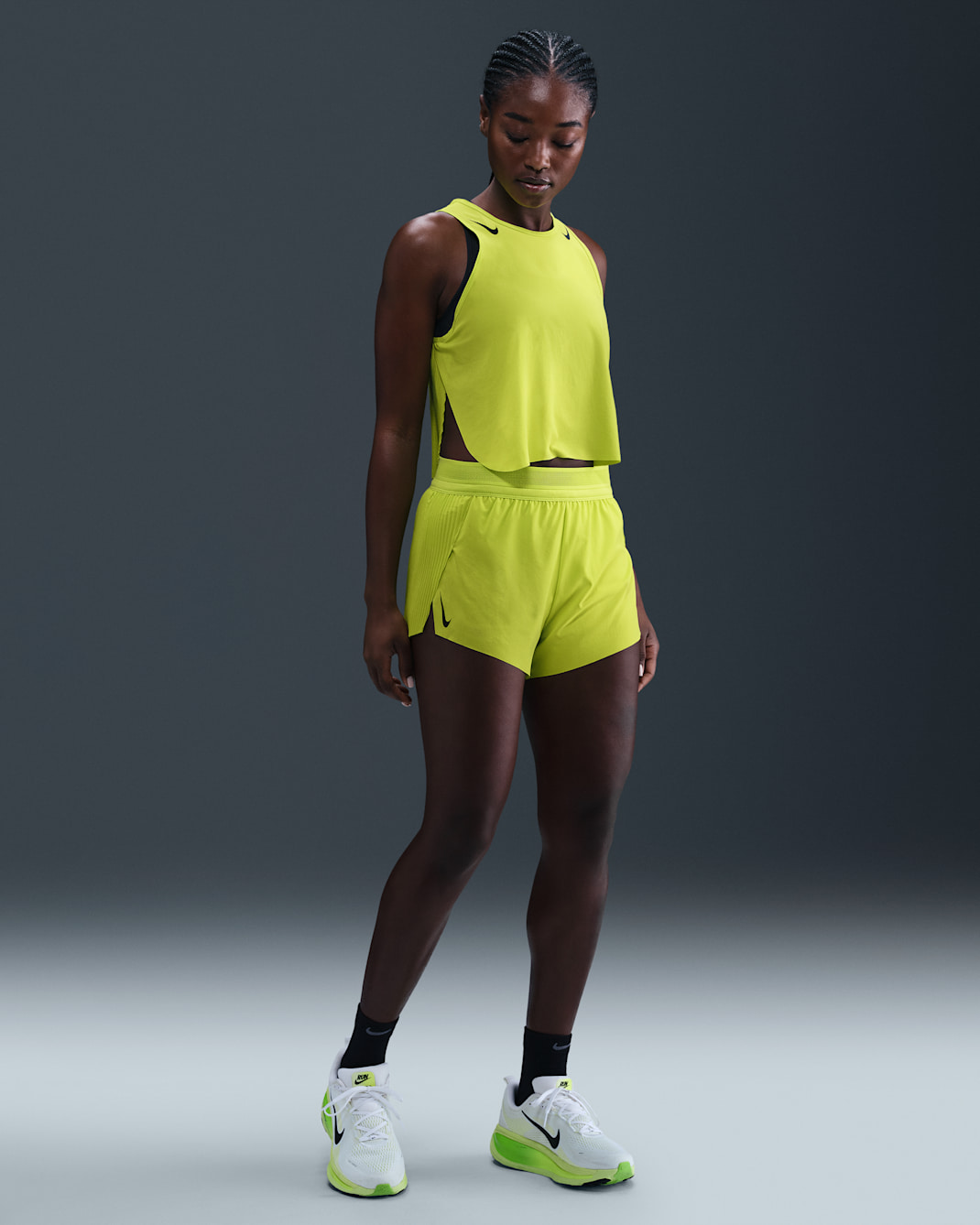 Shorts da running a vita media con slip foderati 8 cm Dri-FIT ADV Nike AeroSwift – Donna - Cyber/Nero