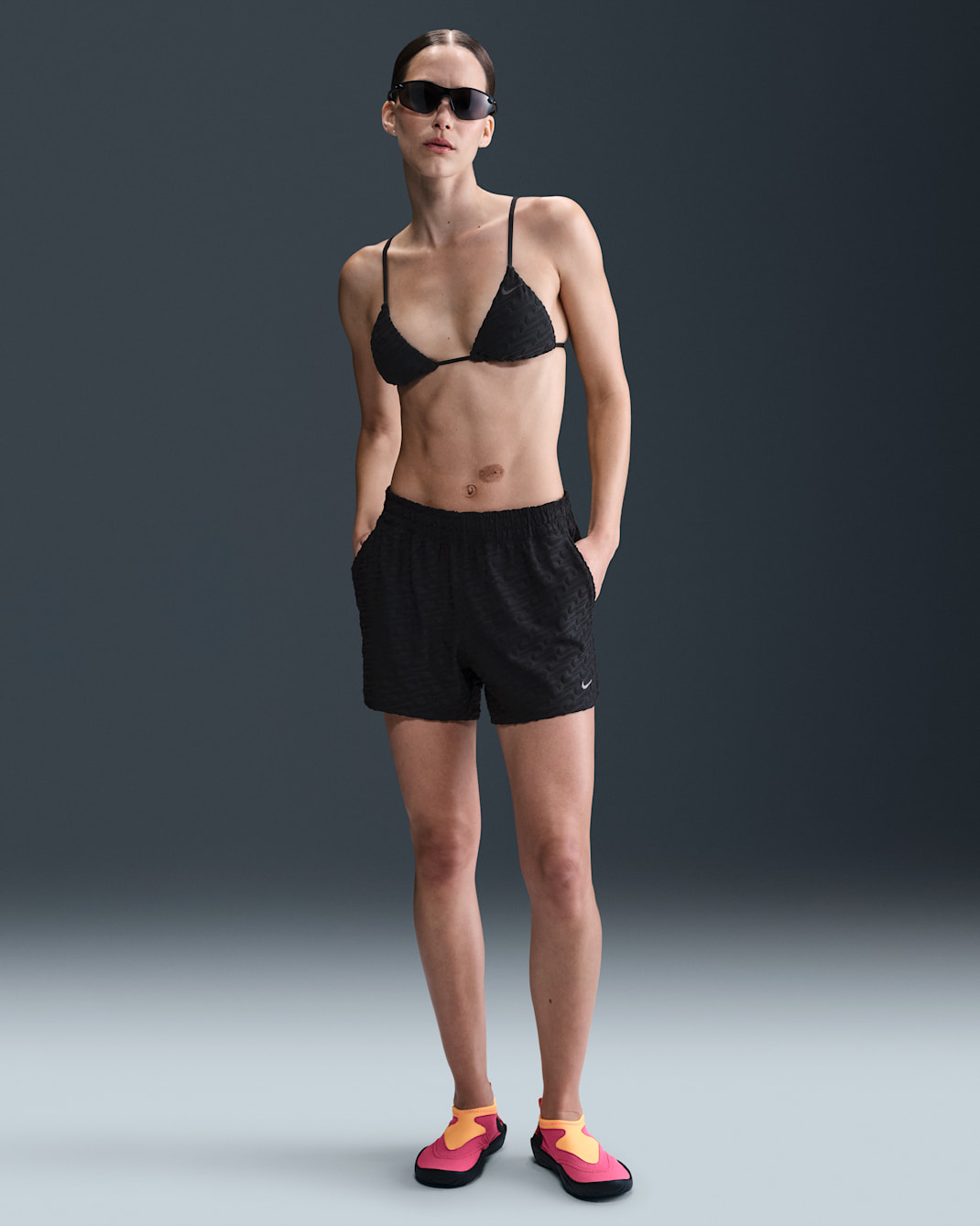 Shorts para salida de baño de felpa para mujer Nike Swim Swoosh Link - Negro