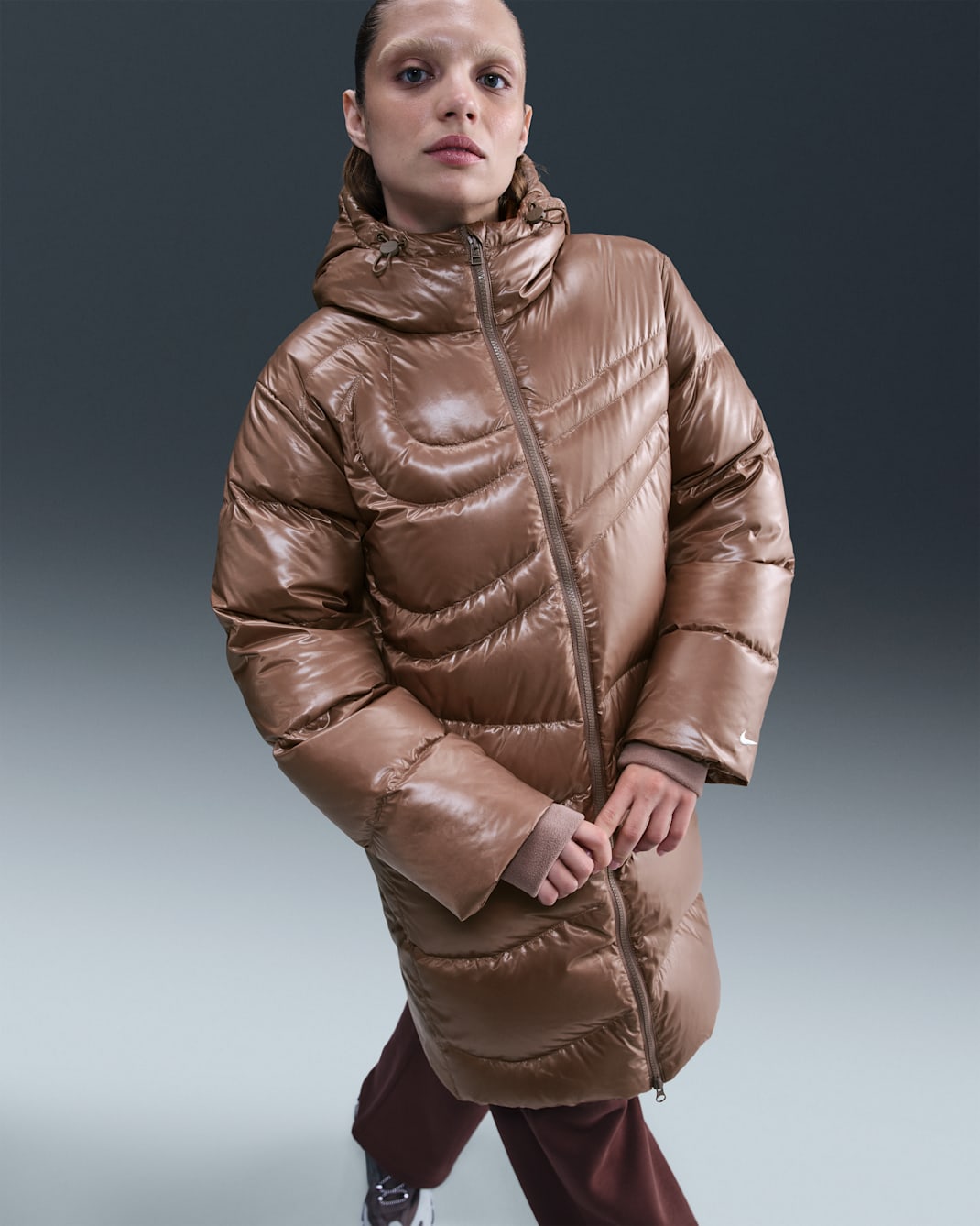Damska parka puchowa o kroju oversize Therma-FIT Nike Sportswear Swoosh Series - Mink Brown/Sail