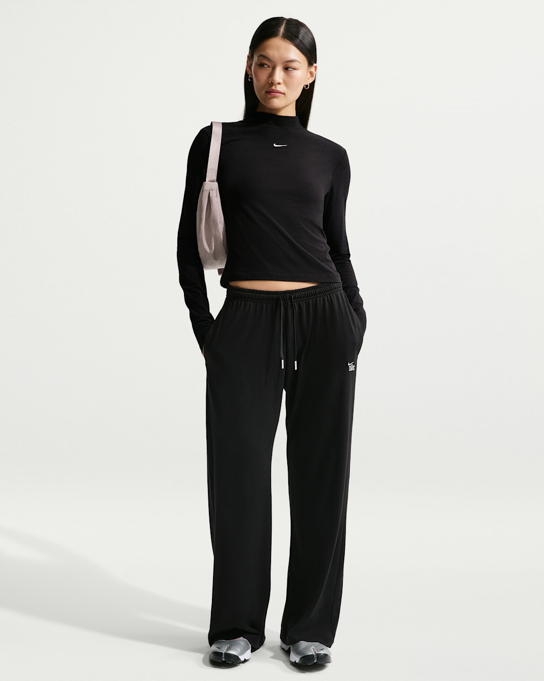 Pants de dobladillo abierto ligeros de tiro medio para mujer Nike Sportswear Chill Knit - Negro/Tiza