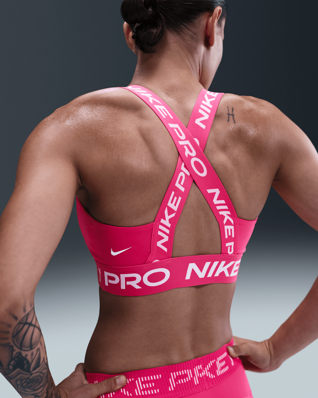 Nike Pro enyhe tartást adó, párnázás nélküli női sportmelltartó - Rush Pink/Rush Pink/Fehér