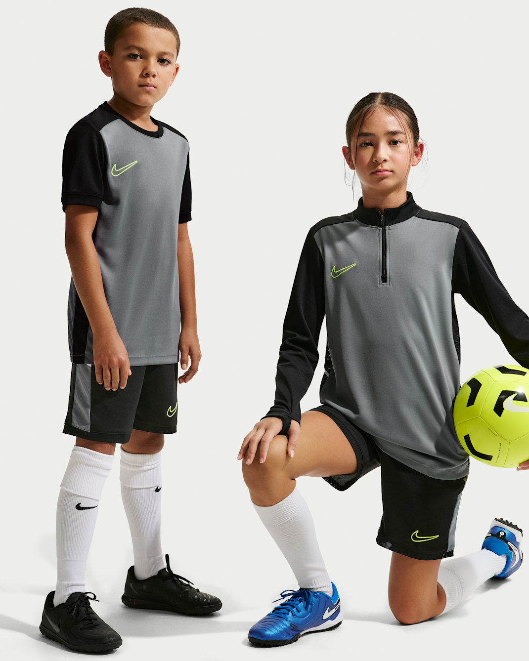กางเกงฟุตบอลขาสั้นแบบถักเด็กโต Dri-FIT Nike Academy - ดำ/Cool Grey/Volt