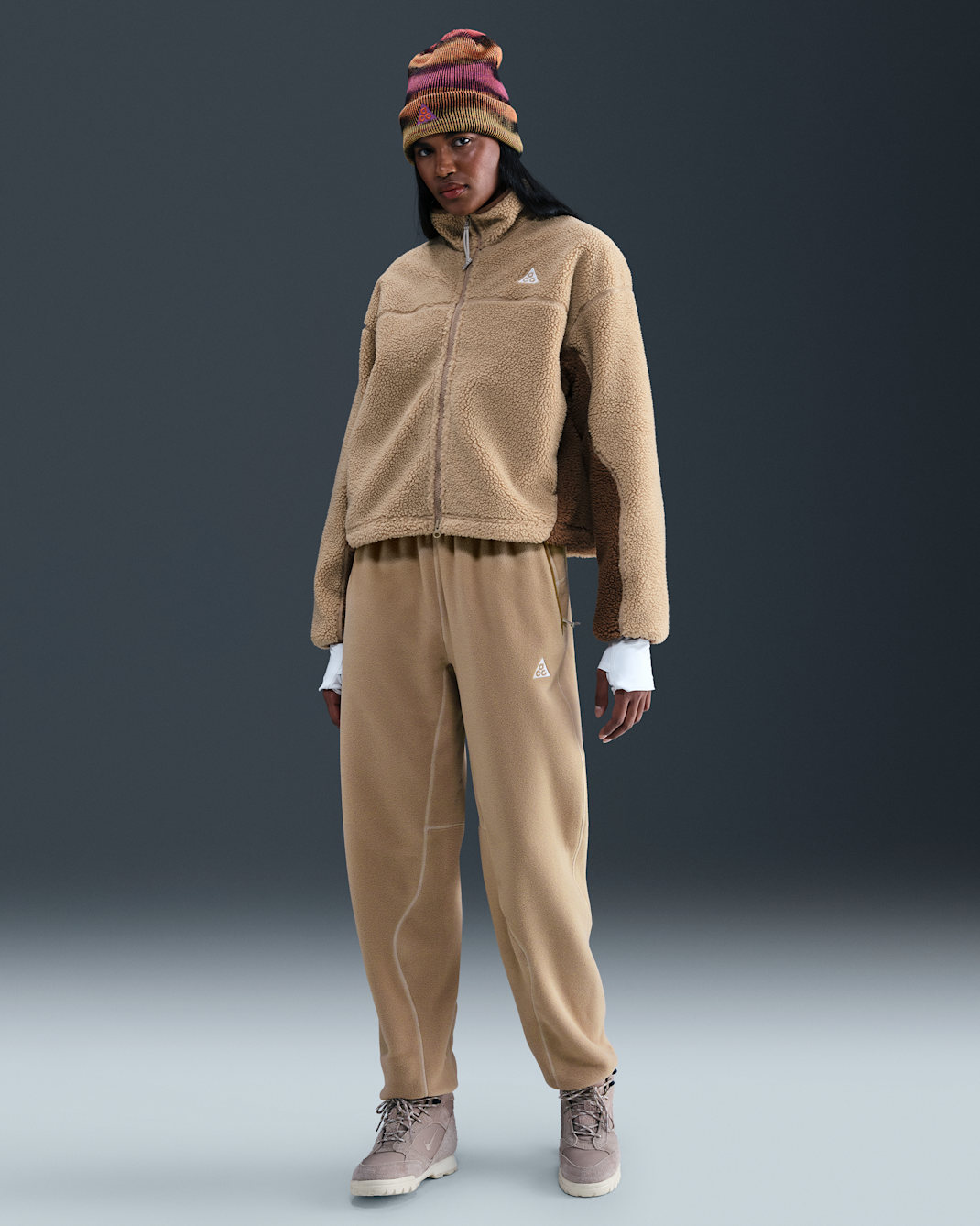 Pantalones para mujer Nike ACG "Wolf Tree" - Beige paracaídas/Marrón musgo/Blanco cumbre