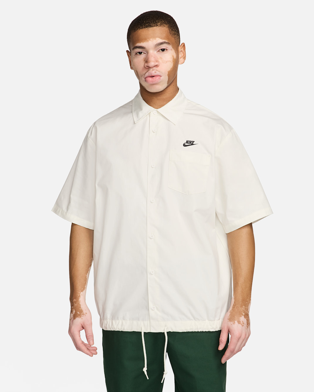 Playera de manga corta Oxford con botones para hombre Nike Club - Vela/Negro
