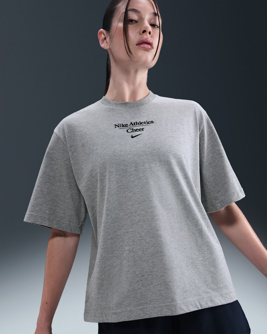 Playera de corte cuadrado para mujer Nike Cheer - Gris oscuro jaspeado